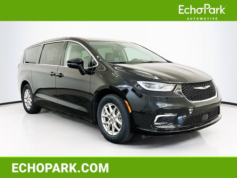 Used 2024 Chrysler Pacifica Touring-L image 1