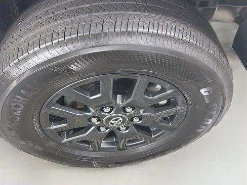 Used 2025 Toyota 4Runner SR5 AWD/4WD image 11