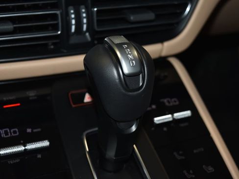 Certified 2025 Porsche Macan image 18