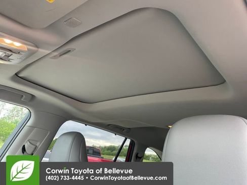 Used 2021 Toyota Highlander XLE AWD/4WD image 24