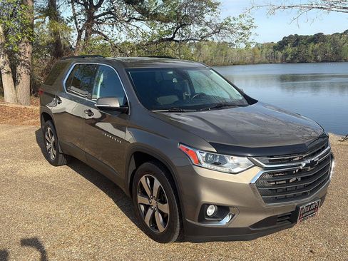 Used 2020 Chevrolet Traverse LT w/ LT Premium Package AWD/4WD image 2