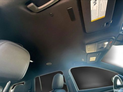 Used 2025 Chevrolet Traverse LT image 26