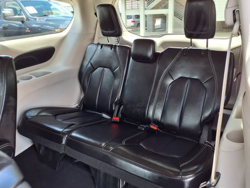 Used 2024 Chrysler Pacifica Touring-L FWD image 23