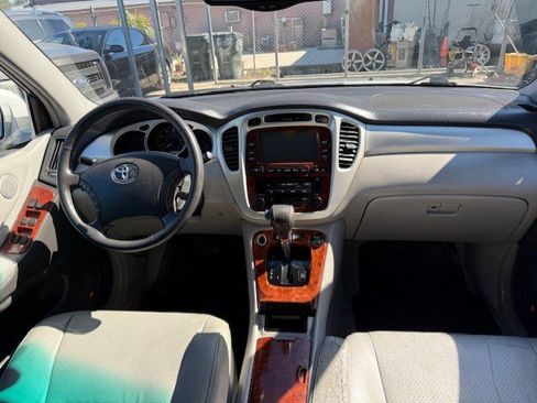 Used 2004 Toyota Highlander Limited image 12