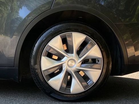 Used 2024 Tesla Model Y Long Range RWD image 6