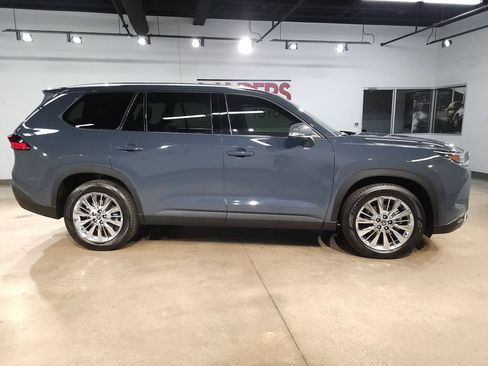Used 2024 Toyota Grand Highlander AWD image 8