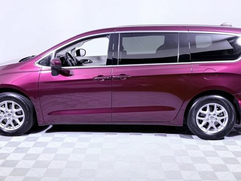 Used 2023 Chrysler Voyager LX FWD image 6