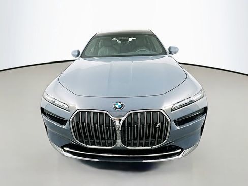 Used 2025 BMW i7 eDrive50 w/ Executive Package image 2