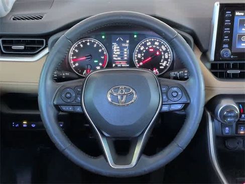 Used 2021 Toyota RAV4 XLE Premium image 24