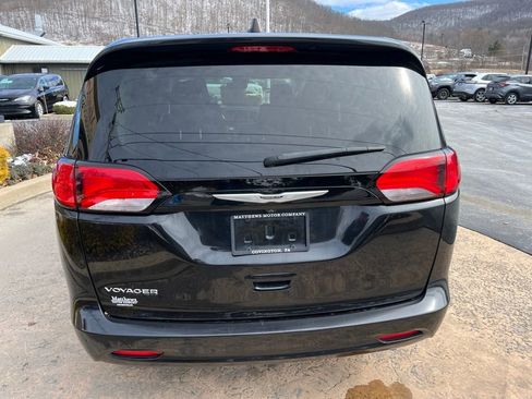 Used 2023 Chrysler Voyager LX image 6