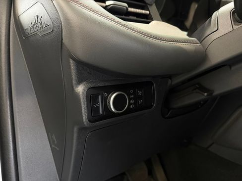 Used 2025 Ford Explorer Active AWD/4WD image 9