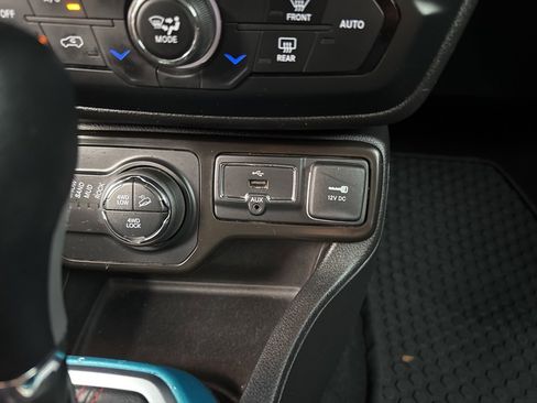 Used 2020 Jeep Renegade Trailhawk w/ Cold Weather Group image 29