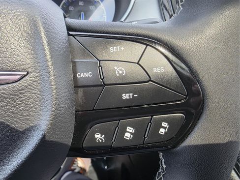 Used 2025 Chrysler Pacifica Limited image 17