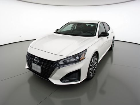 Used 2025 Nissan Altima 2.5 SV image 3