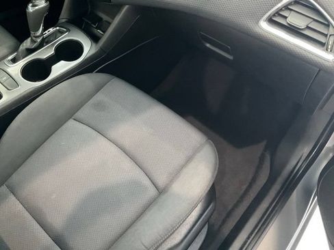 Used 2018 Chevrolet Cruze LT w/ Convenience Package FWD image 22