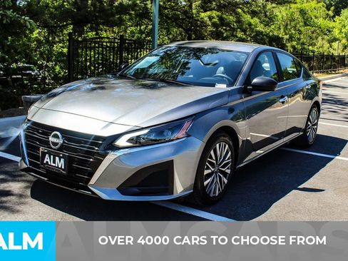 Used 2025 Nissan Altima 2.5 SV FWD image 3