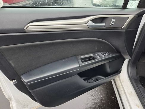 Used 2018 Ford Fusion SE w/ Fusion SE Technology Package FWD image 32