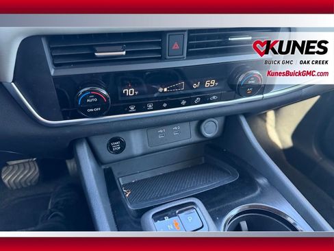 Used 2025 Nissan Rogue SV image 17