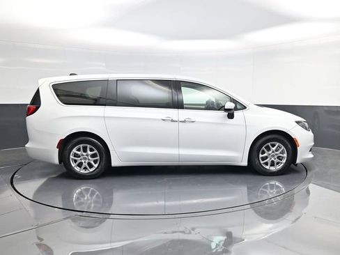 Used 2023 Chrysler Voyager LX image 2