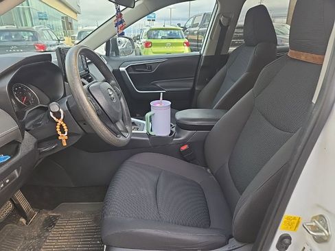 Used 2019 Toyota RAV4 LE image 8