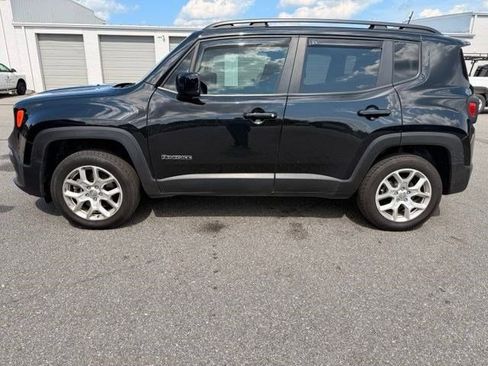 Used 2018 Jeep Renegade Latitude w/ UConnect 8.4 Nav Group AWD/4WD image 4