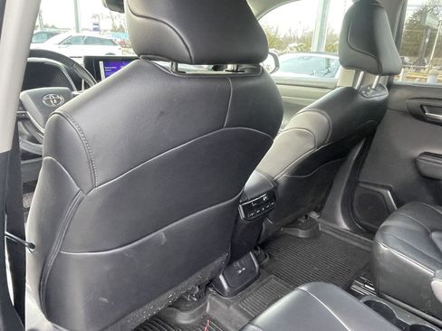 Used 2023 Toyota Highlander XLE image 9