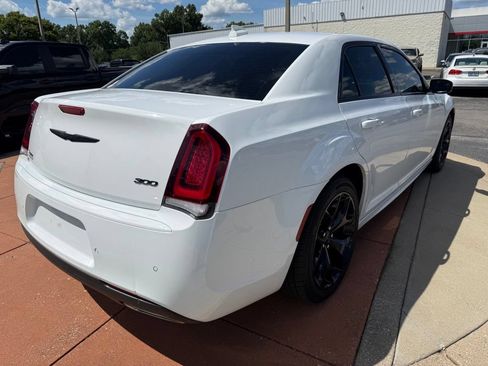 Used 2022 Chrysler 300 Touring L w/ Safetytec Plus Group RWD image 6
