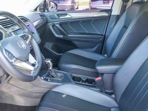 Used 2023 Volkswagen Tiguan SE w/ Panoramic Sunroof Package FWD image 18