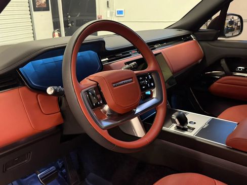 Used 2025 Land Rover Range Rover SV AWD/4WD image 11