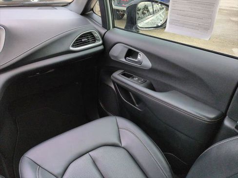 Certified 2024 Chrysler Pacifica Touring-L w/ S Appearance Package image 16