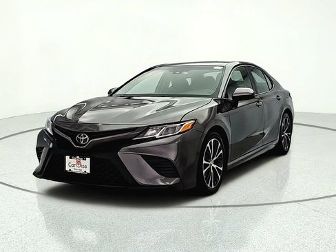 Used 2018 Toyota Camry SE FWD image 2