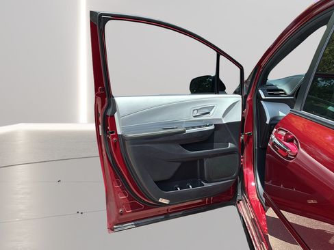 Used 2025 Toyota Sienna XSE FWD image 11