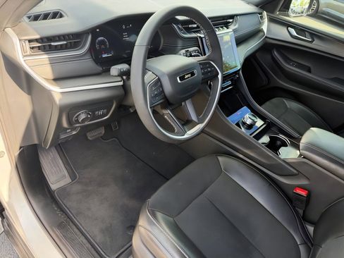 Used 2025 Jeep Grand Cherokee Altitude image 14