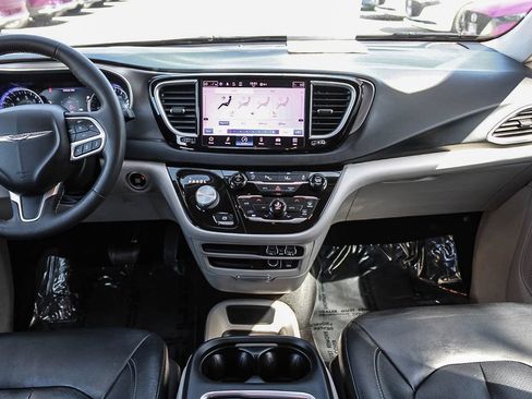 Used 2022 Chrysler Pacifica Touring-L FWD image 12