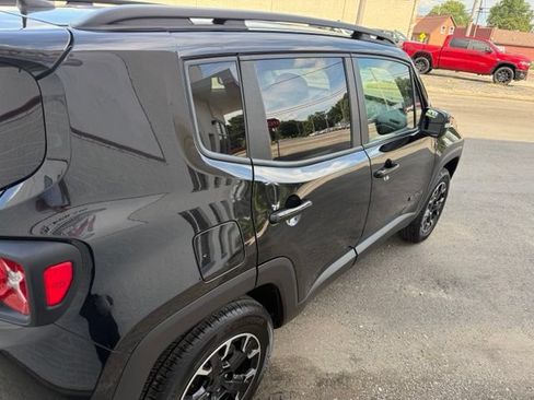 Used 2023 Jeep Renegade Latitude AWD/4WD image 6