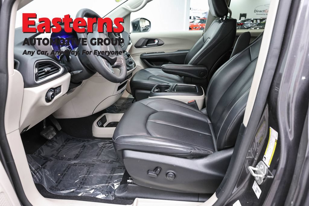 Used 2023 Chrysler Pacifica Touring-L FWD image 15
