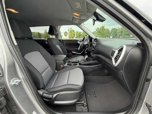 Used 2023 Kia Soul LX w/ LX Technology Package FWD image 16