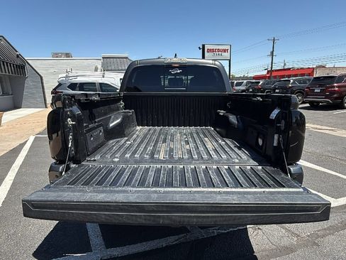 Used 2017 Toyota Tacoma TRD Off-Road w/ Premium & Technology Package AWD/4WD image 13