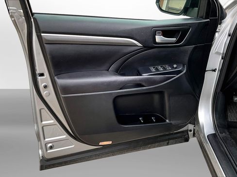 Used 2017 Toyota Highlander SE AWD/4WD image 26