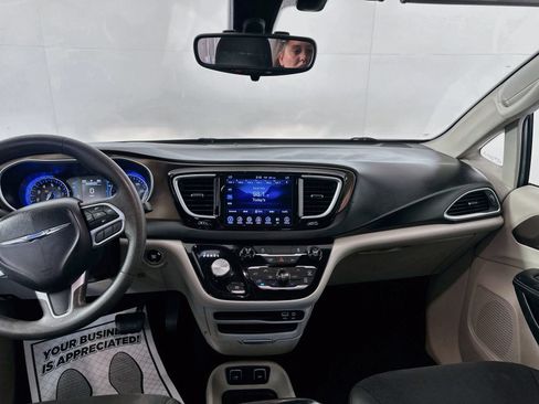 Used 2017 Chrysler Pacifica Touring Plus w/ Tire & Wheel Group FWD image 19