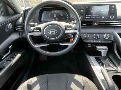 Certified 2024 Hyundai Elantra SE FWD image 8