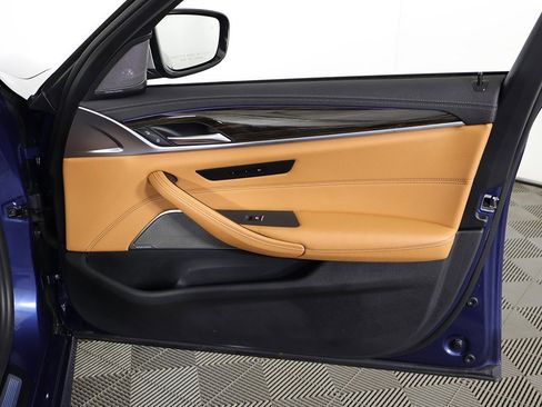 Used 2022 BMW M550i xDrive w/ Premium Package image 30