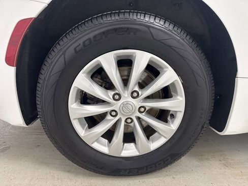 Used 2019 Chrysler Pacifica Touring-L image 32