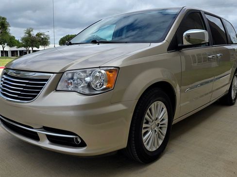 Used 2016 Chrysler Town & Country Limited FWD image 5