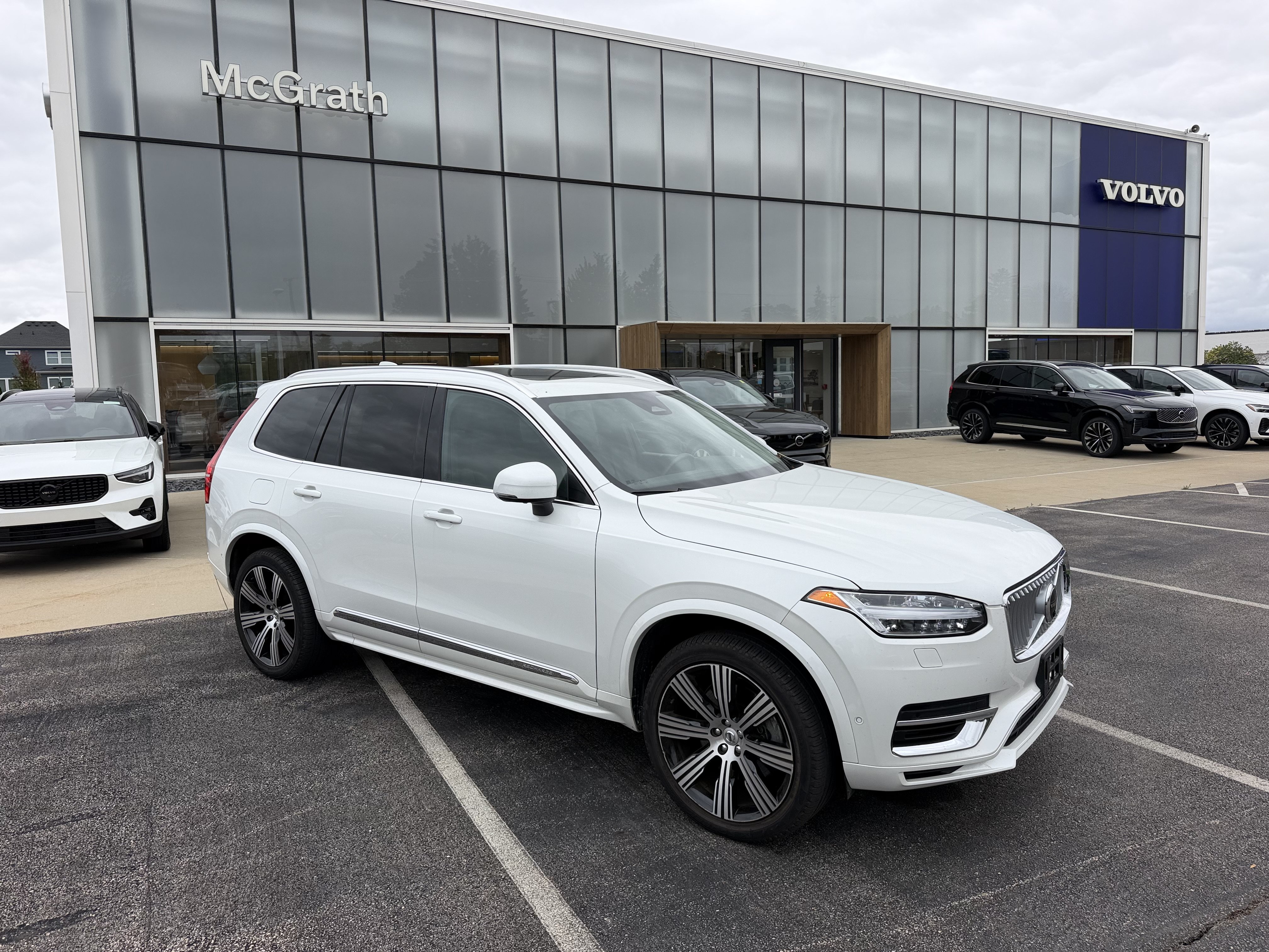 Used 2024 Volvo XC90 T8 Plus w/ Protection Package Premier AWD/4WD image 3