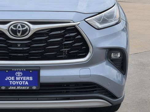 Used 2023 Toyota Highlander Platinum FWD image 4