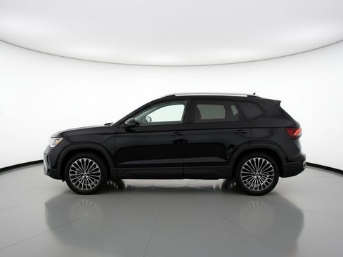 Used 2025 Volkswagen Taos SE image 3