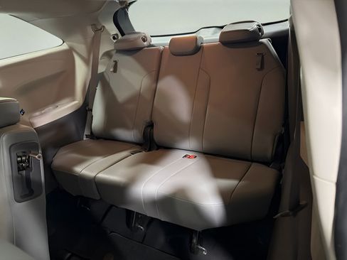 Used 2021 Toyota Sienna XLE FWD image 30
