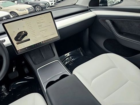 Used 2025 Tesla Model Y Long Range image 33