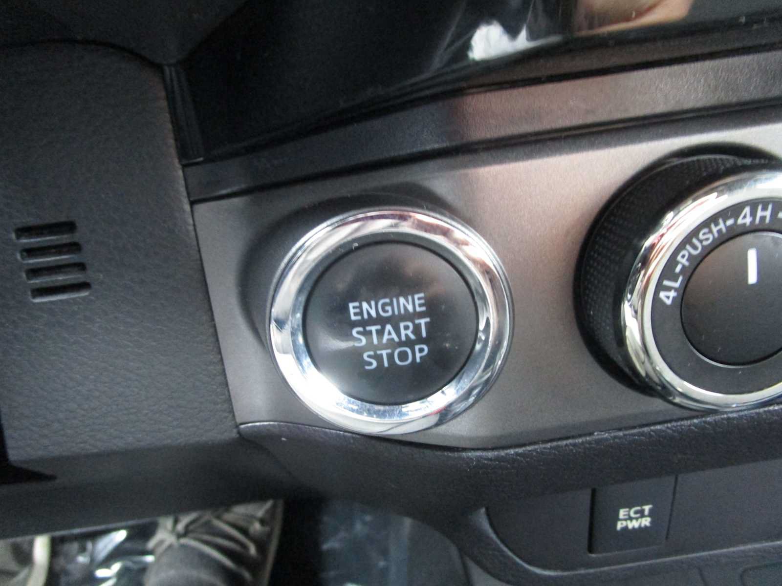 Used 2018 Toyota Tacoma TRD Sport AWD/4WD image 29